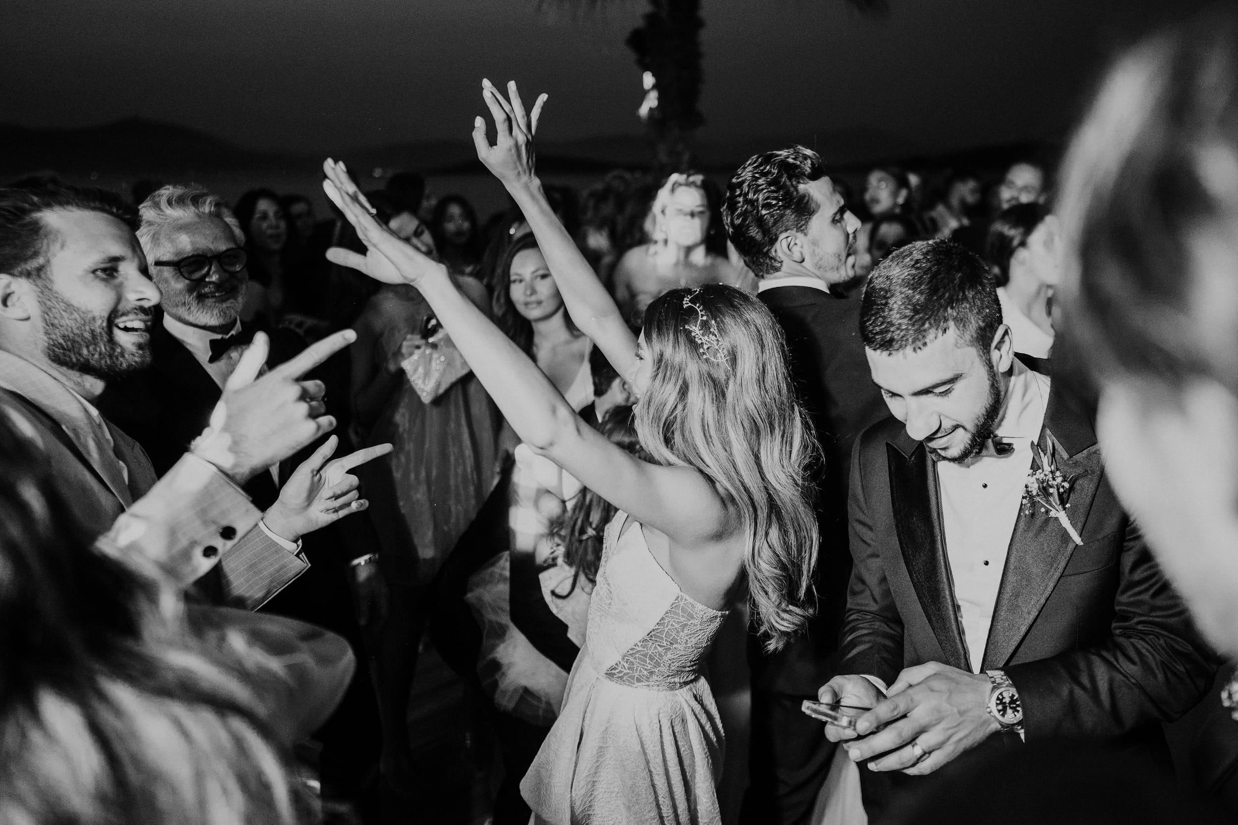 Entrée des mariés sur le lieu de réception au domaine Lagnonu