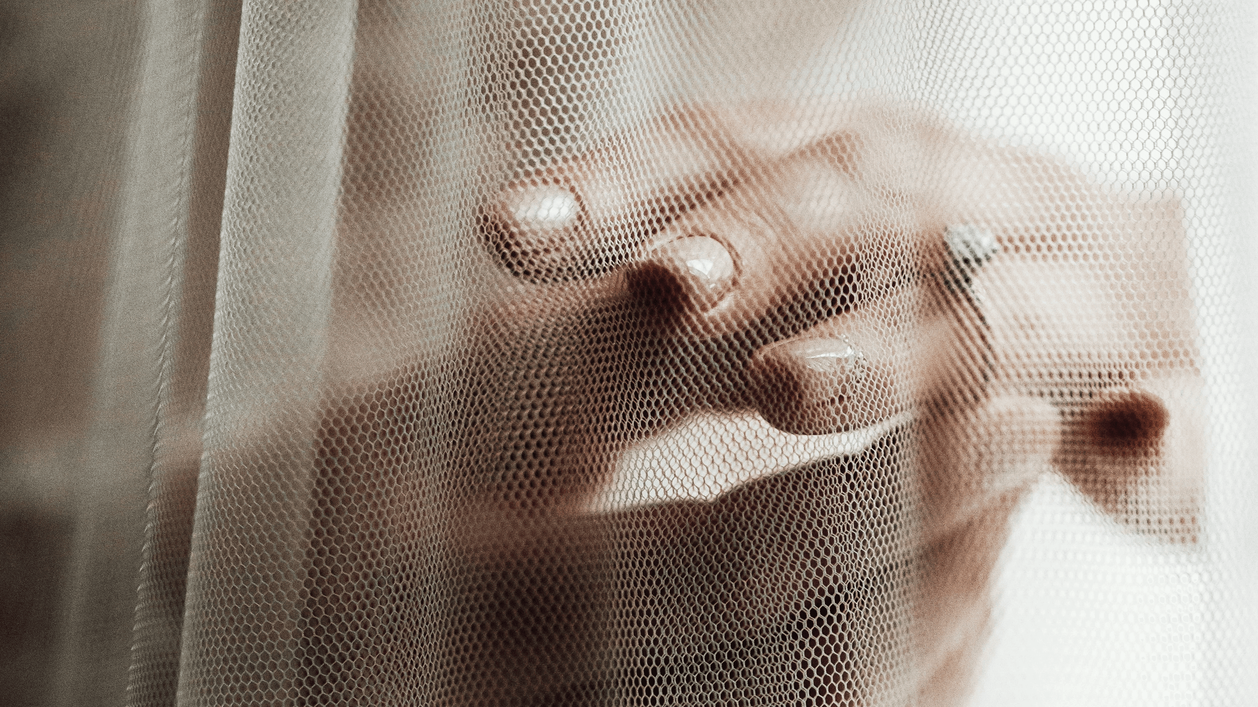 Alliance et mariée en robe blanche au Domaine Lagnonu